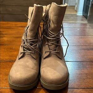 Timberland women’s  Tan Lace-Up Boots